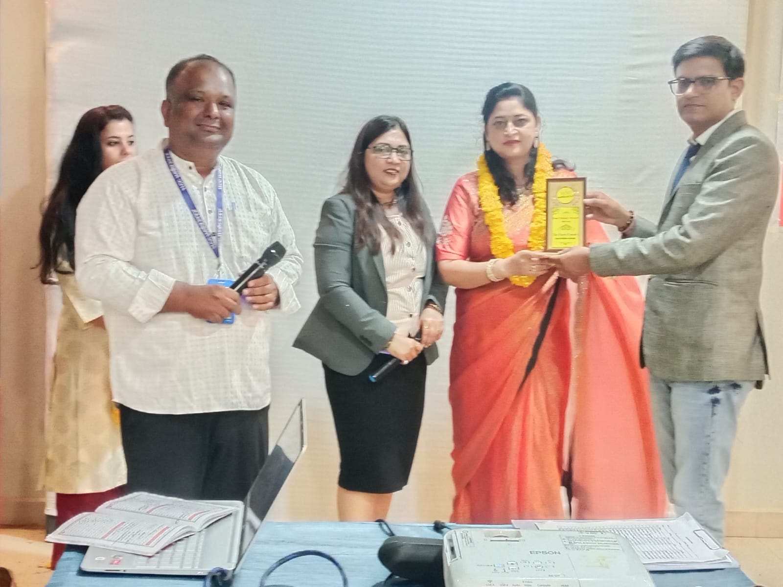 श्री मारुति नंदन सोशल वेलफेयर सोसाइटी की ओर से महिलाओं को ब्यूटी पार्लर की ट्रेनिंग देकर महिलाओं को आत्मनिर्भर बनने का संदेश दिया